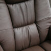 Poltrona Relax Reclinabile fino a 135° con Seduta Girevole e Pouf Poggiapiedi – Colore Marrone